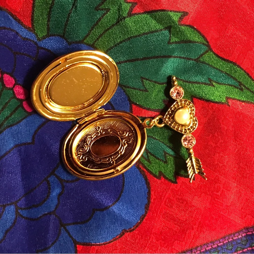 Vintage Cupid Gold Locket with Cherub Design Charm - Picture 5 of 9